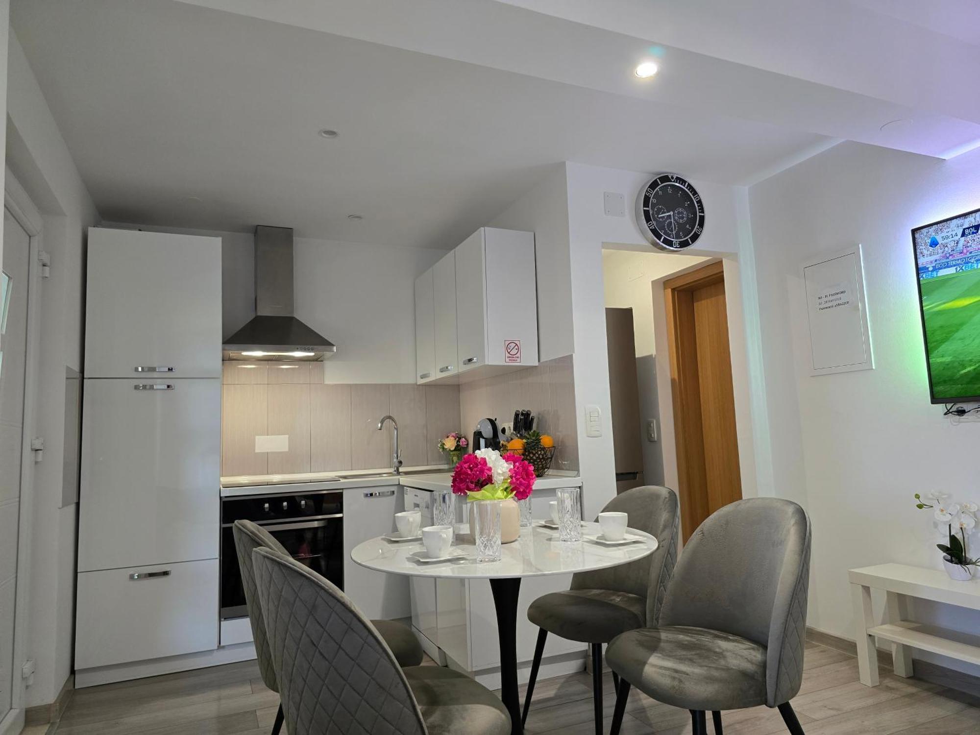 Apartment Blanca With Jacuzzi,Terase And Private Parking Kaštela エクステリア 写真